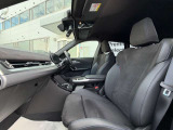 【助手席シート】運転席シート同様長時間乗車・スポーツドライビングでも疲れにくい形状にセッティングされたシートを装備しております。