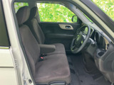 前席は座面にゆとりがあり、運転席まわりを見渡しやすいレイアウトです。窓から光が入り、落ち着いた色調のシートと合わせて、毎日の乗り降りも心地よくお使いいただけます。