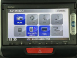 FM/AMやCD/DVD、USB、Bluetooth Audioなどの選択肢が画面に並び、聴きたい音源を選びやすい構成です。用途に合わせて切り替えられ、毎日の移動時間を快適に過ごせます。