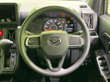 インテリアに合わせたデザインのステアリングは、運転される方のことも考え、運転しやすい形状、大きさです。是非一度、実際に触ってお確かめください。