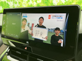 画面ではテレビ番組が表示され、停車中に映像を楽しみたい場面にも便利です。大きなモニターで内容を確認しやすく、目的地での休憩時間をゆったり過ごせます。