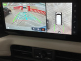 後方映像に加えて車両周囲を上から見た表示もあり、駐車時の周囲確認を助けます。ガイド線も表示されるため、狭い場所での駐車や切り返しの際に目安として活用できます。