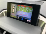 後方の映像に加えて車両周辺の様子も確認でき、駐車時の安全確認をサポートします。画面上のガイドラインを目安にしながら、周囲を直接確認してゆっくり後退できます。
