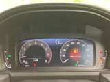 速度や各種車両情報をまとめて確認できるメーターで、表示が見渡しやすいレイアウトです。必要な情報を運転席から把握しやすく、日々の運転時にも確認しやすい、実用性を考えた装備です。