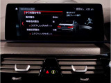 【ⅰドライブナビゲーション】文字情報も鮮明に表示する高解像度カラーディスプレイを採用。視認性に優れた地図デザインと特徴的な建造物を目印にした描写表示で現在位置を把握できます。地図データの更新も可能です