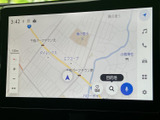 道路や周辺施設が地図上に表示され、現在地や目的地を確認しながらルート設定を進められます。画面上の検索や登録メニューも使え、慣れない場所へのお出かけや日常の移動に役立ちます。