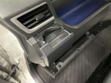 格納式のドリンクホルダー付きです。ドリンクホルダーとしてはもちろん、スマホや長財布を収納することだってできますよ。