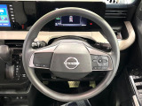 インテリアに合わせたデザインのステアリングは、運転される方のことも考え、運転しやすい形状、大きさです。是非一度、実際に触ってお確かめください。