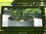 画面には映像が表示され、停車中のひとときに視聴を楽しめます。画面まわりのボタンも見つけやすく、映像の確認やメニュー操作を行いやすい装備です。