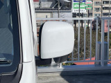 狭い駐車場でも安心。スイッチ操作だけでドアミラーの格納展開が可能。電動格納式リモコンドアミラー!