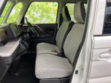 前席は見晴らしのよい窓と、明るい色合いのシートが印象的な空間です。運転席まわりを見渡しやすく、助手席との距離感にもゆとりがあり、毎日の移動を心地よくお楽しみいただけます。