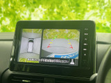 後方の映像に加えて車両周辺を確認できる表示があり、駐車時の安全確認をサポートします。画面の案内を目安にしながら、周囲を確かめてゆっくり後退できます。