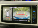 車両後方の映像に加えて周囲の様子も画面で確認でき、駐車時の安全確認をサポートします。ガイド表示もあり、後退時に車両と周辺の位置関係を把握しやすい仕様です。