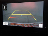 バックモニター付き。車両後方の映像を画面に表示し、駐車などの後退操作をサポートします。