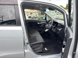 運転席まわりまで見通しやすく、乗り込んだ際に車内全体を把握しやすい空間です。座席はゆったりと構え、足元にも余裕が感じられます。落ち着いた色調で日常使いにもなじみます。
