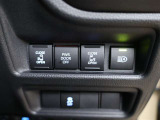 車内から開閉できる電動スライドドアスイッチ♪ドアノブでも開閉できますが、お子様の乗降にはお父さん、お母さんの愛情をプラスして開閉してあげてください(*^_^*)