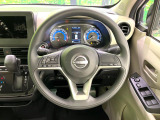 インテリアに合わせたデザインのステアリングは、運転される方のことも考え、運転しやすい形状、大きさです。是非一度、実際に触ってお確かめください。