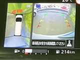 車両周辺を複数の視点から確認できる画面で、駐車や狭い場所での取り回しをサポートします。ガイド表示も備わり、周囲を目で確かめながら操作できて安心です。