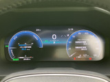 速度や走行に関する情報をまとめて表示し、運転中に必要な内容を確認しやすいメーターです。表示が見渡しやすく、走行状況を把握する際にも便利にお使いいただけます。