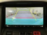 リバースギアに入れるだけで後方の表示へ切り替わります。夜間や雨の日の駐車も楽になりますよ。