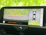 後方映像に加えて車両を上から見た表示もあり、駐車時の周囲確認をサポートします。ガイド線も表示されるため、車庫入れや狭い場所での駐車時に役立つ便利な装備です。目視確認も併せてご利用ください。