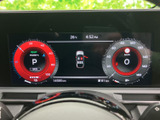 速度やシフト位置などの情報が画面内にまとまり、運転中に必要な表示を確認しやすいレイアウトです。車両の周囲を示す案内も表示され、状況把握を助けてくれます。