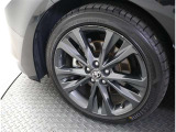 かっこいいホイールですね。 車のイメージを大きく左右するホイール部分はコダワリを持ちたいですね。