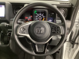 ハンドルにHondaセンシング系のクルーズコントロールやレーンキープアシストなどのスイッチと、オーディオの操作スイッチが装備されています。ハンドルから手を離さず安全に操作できます。