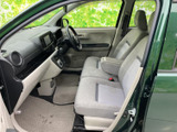 助手席側からも前方まで見渡しやすく、明るい色合いが車内に開放感を添えています。座面や足元にゆとりがあり、普段の移動も落ち着いて過ごせる空間です。