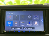 音源選択画面にはラジオやUSB、Bluetoothなどの項目が表示され、使いたい音源を選びやすい構成です。気分や利用シーンに合わせて、車内で音楽を楽しめます。