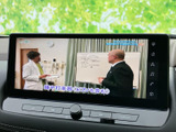 テレビ番組を画面に表示でき、停車中の休憩時間などに映像を楽しめます。画面上で番組の内容を確認できるため、車内で過ごすひとときの楽しみを広げてくれる装備です。
