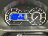 速度計や各種表示がまとまり、運転に必要な情報を視線の移動を抑えて確認しやすい配置です。表示が整理されているため、日々の運転時にも情報を把握しやすくなっています。