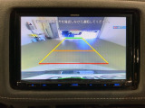 リバースギアに入れるだけで後方の表示へ切り替わります。夜間や雨の日の駐車も楽になりますよ。