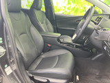 ゆとりを感じる前席は、座面と背もたれに立体的な形状を採用し、運転席・助手席ともに落ち着いて過ごせる空間です。前方や左右の見通しにも配慮され、乗り降りもしやすい室内です。