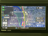 ナビ画面には周辺道路や施設名が表示され、地図を見ながら目的地へのルートを確認できます。音声案内や画面操作を活用でき、初めての道へのお出かけにも役立つ装備です。