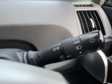 ハンドル右のライトのレバーです。AUTOの位置があり、暗くなると自動でライトが点きます。