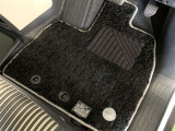 フロアマット標準装備。車内を清潔に保ちます。