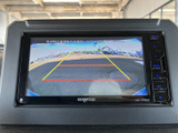 画面には後方の映像とガイドラインが表示され、駐車時の周囲確認に役立ちます。画面表示が見やすく、バック時に車両後方の状況を確認しやすい便利な装備です。