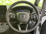 握りやすい形状で、運転席からメーターや前方を確認しながら扱いやすい配置です。左右にボタン類を備え、手元で各種操作を行えるため、日常の運転をサポートします。