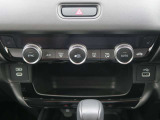 フルオート・エアコンディショナー。操作もしやすく、運転席側と助手席側で温度調節を別々にできます。