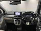 シンプルながら機能性あふれる運転席周りです。使いやすいスイッチ類の配置によりとても運転しやすいですよ。