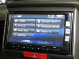 ナビゲーションは純正メモリーナビ(VXM-122VF)を装着しております。AM、FM、CD、DVD再生、Bluetooth、フルセグTVがご使用いただけます。初めて訪れた場所でも安心ですね!