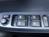 電動格納式ドアミラー付き。駐車場へ停めた時に、ボタン一つで左右のドアミラーをたたむ事ができます。