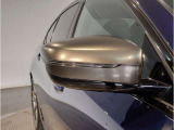 BMWのミラーは車種によって異なりますがレーンチェンジウォーニングが装備されております。詳しくは当店スタッフまでお問い合わせくださいませ。