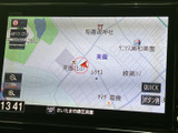 地図を画面いっぱいに表示でき、現在地や周辺の道路を確認しながら目的地までのルートを把握できます。拡大縮小などの表示操作も画面上で行え、初めての場所へ向かう際にも役立つナビゲーションです。