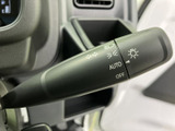 操作しやすい位置に配置されたウインカーレバー。視認性の高いスイッチで、安全な車線変更をサポートします。直感的な操作で、運転に集中できます。