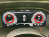 速度やシフト位置などの情報が一画面にまとまり、運転に必要な表示を見渡しやすいメーターです。中央には車両状態も表示され、走行前の確認にも役立ちます。