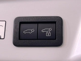 【パワーバックドア】スマートキーや運転席のボタンを押すだけでリアゲートが自動で開閉します!荷物を持っている時や、高い位置にあるバックドアを閉める際に便利な機能です♪