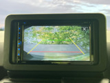 画面には車両後方の映像とガイド線が表示され、駐車時の後方確認をサポートします。モニター上で周囲との距離感を確かめながら、落ち着いて駐車操作を進められます。