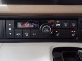 運転席からも手が届きやすく、操作しやすい空調コントロールパネル。オートエアコンなので操作の煩わしさが無くオールシーズン快適にドライブできます。快適空間で運転に集中できますね。
